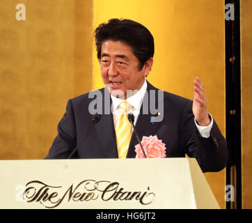 Tokyo, Japon. 5Th Jan, 2017. Le Premier ministre japonais Shinzo Abe prononce un discours devant des chefs d'entreprise japonais à un Tokyo Mardi, Janvier 5, 2017. Trois groupes d'affaires japonais a organisé une fête du Nouvel An chaque année. © Yoshio Tsunoda/AFLO/Alamy Live News Banque D'Images