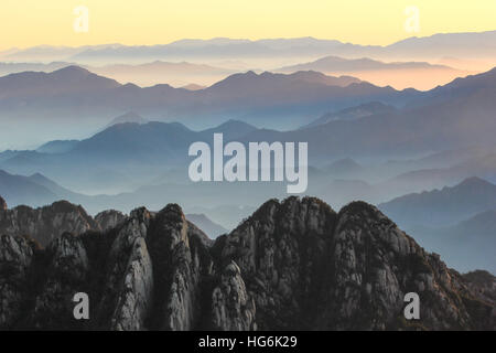 Huangshan, Huangshan, Chine. 5Th Jan, 2017. Huangshan, CHINE - Janvier 2017 5 Éditorial : (UTILISER SEULEMENT. Chine).Le Lever du soleil au Mont Huangshan Huangshan en ville, est de la Chine, la Province de l'Anhui, le 5 janvier 2017. Le Mont Huangshan, également connu sous le nom de la montagne jaune, est bien connue pour ses paysages, particulièrement de granit en forme de Huangshan, pins, hot springs, neige de l'hiver, et une vue sur les nuages d'en haut. Huangshan est un sujet fréquent des peintures traditionnelles chinoises et la littérature, ainsi que la photographie moderne. C'est un site du patrimoine mondial de l'UNESCO, et l'une des principales destinations touristiques. (C Banque D'Images