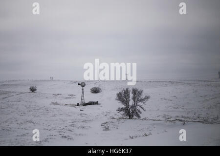 Bismarck, Dakota du Nord, USA. 5Th Jan, 2017. Un moulin est observé le long de l'Interstate 94 dans la Formation de Bakken dans Wibaux, Montana © Joel Angel Juarez/ZUMA/Alamy Fil Live News Banque D'Images
