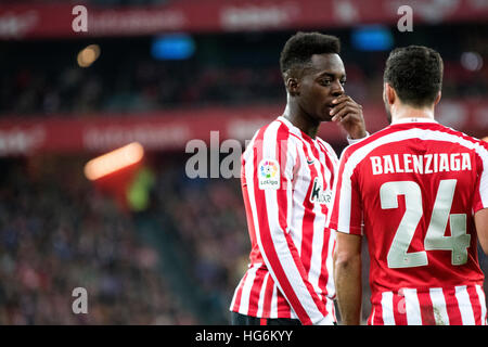 Bilbao, Espagne. 5 janvier, 2017. Iñaki Williams (marche avant, Athletic Club) parle avec Mikel Balenziaga (Defender, Athletic Club) pendant le match de foot de ronde de 16 de l'espagnol King's Cup entre Athletic Club et le FC Barcelone à San Mames Stadium le 5 janvier 2017 à Bilbao, en Espagne. ©david Gato/Alamy Live News Banque D'Images