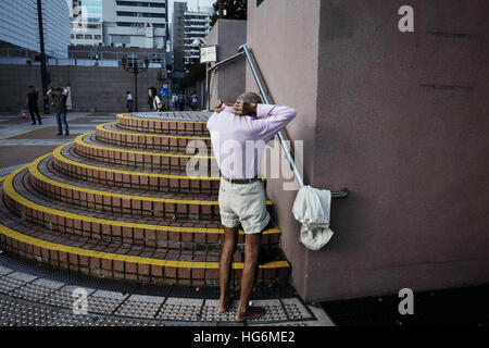 Hong Kong, Hong Kong, Chine. 5Th Jan, 2017. Hong Kong, Chine Le 19 novembre 2016 à : (usage éditorial uniquement. Chine).Un vieil homme change de vêtements pour sortir pour odd job après avoir lavé ses pieds dans une toilette publique dans le parc de Kowloon, Hong Kong, Novembre 19th, 2016.En 2016, la population de Hong Kong est 7 000 000, dont 1 000 000 sont des gens âgés de 65 ans et plus, représentant 15 pour cent. Selon les statistiques, la durée de vie de la population de Hong Kong est de 84. La longévité ne¡¯Â t nécessairement le bonheur, pour un à trois personnes âgées personnes vit sous le seuil de pauvreté, ils ne¡¯Â t se permettre de profiter Banque D'Images