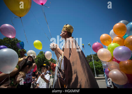 Buenos Aires, Argentine. 5Th Jan, 2017. Interprètes habillés comme les Trois Sages offrent aux enfants des ballons, à Buenos Aires, Argentine, le 5 janvier 2017. Pour célébrer la traditionnelle fête de l'Epiphanie le 6 janvier, la Chambre argentine de jouets a envoyé ces artistes autour de la ville de recevoir des lettres d'enfants pour les personnages religieux appelé Trois Sages ou Trois rois et présentez-les avec des cadeaux en retour. © Martin Zabala/Xinhua/Alamy Live News Banque D'Images