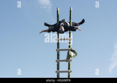 Tokyo, Tokyo, Japon. 6 janvier, 2017. Les membres d'un groupe traditionnel de préservation incendie effectuer des cascades de l'échelle au cours de l'assemblée annuelle du Nouvel An Fire Brigade revoir à Tokyo. © Alessandro Di Ciommo/ZUMA/Alamy Fil Live News Banque D'Images