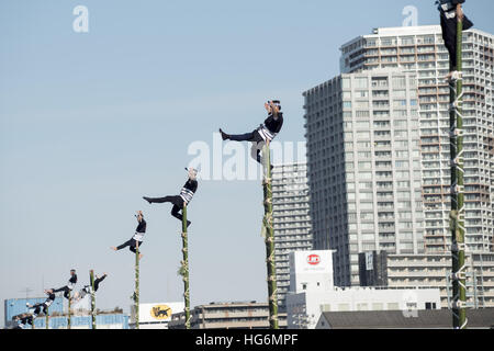 Tokyo, Tokyo, Japon. 6 janvier, 2017. Les membres d'un groupe traditionnel de préservation incendie effectuer des cascades de l'échelle au cours de l'assemblée annuelle du Nouvel An Fire Brigade revoir à Tokyo. © Alessandro Di Ciommo/ZUMA/Alamy Fil Live News Banque D'Images