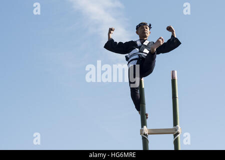 Tokyo, Tokyo, Japon. 6 janvier, 2017. Les membres d'un groupe traditionnel de préservation incendie effectuer des cascades de l'échelle au cours de l'assemblée annuelle du Nouvel An Fire Brigade revoir à Tokyo. © Alessandro Di Ciommo/ZUMA/Alamy Fil Live News Banque D'Images