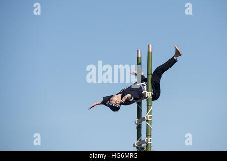 Tokyo, Tokyo, Japon. 6 janvier, 2017. Les membres d'un groupe traditionnel de préservation incendie effectuer des cascades de l'échelle au cours de l'assemblée annuelle du Nouvel An Fire Brigade revoir à Tokyo. © Alessandro Di Ciommo/ZUMA/Alamy Fil Live News Banque D'Images