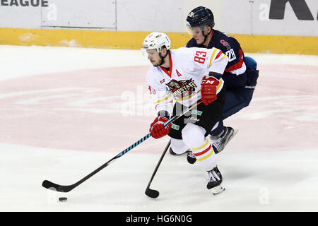 Bratislava, Slovaquie. 5Th Jan, 2017. Martin Bakos (L) de Kunlun Pékin Redstar rivalise avec Pavol Skalicky de HC Slovan Bratislava pendant le match entre le HC Slovan Bratislava et Kunlun Pékin Redstar à Bratislava, Slovaquie, le 5 janvier 2017. Redstar Kunlun Pékin a gagné 2-1. © Andrej Klizan/Xinhua/Alamy Live News Banque D'Images