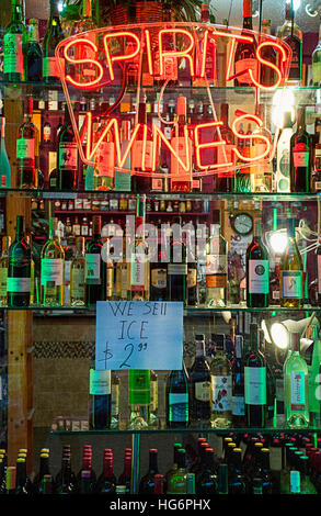 Un magasin d'alcool fenêtre dans la ville de New York. Banque D'Images