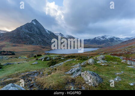 Une scène hivernale très à la recherche vers l'Ogwen Valley Tryfan et Banque D'Images