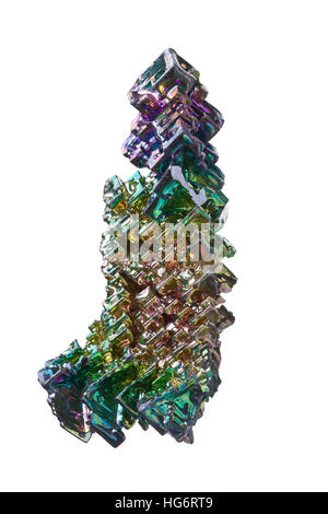 Cultivé artificiellement le bismuth (Bi) crystal isolé sur fond blanc Banque D'Images