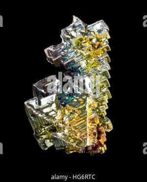 Cultivé artificiellement le bismuth (Bi) crystal isolé sur fond noir Banque D'Images