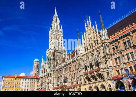 La nouvelle Mairie, est un hôtel de ville, à la partie nord de Marienplatz à Munich, Bavière, Allemagne. Il abrite le gouvernement de la ville y compris la ville co Banque D'Images