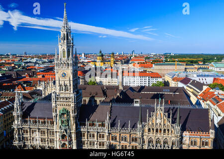 La nouvelle Mairie, est un hôtel de ville, à la partie nord de Marienplatz à Munich, Bavière, Allemagne. Il abrite le gouvernement de la ville y compris la ville co Banque D'Images