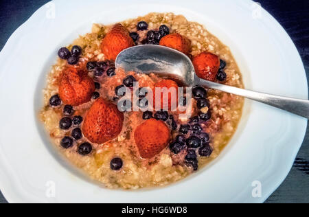 Le gruau avec des fraises et des bleuets sauvages, un petit-déjeuner sain Banque D'Images