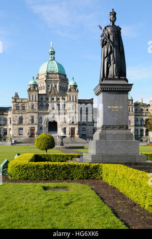 Une statue de la reine Victoria se trouve en face de la Colombie-Britannique Édifices du Parlement, l'île de Vancouver, Canada Banque D'Images