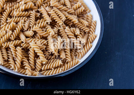 Complet de matières premières pâtes fusilli Banque D'Images