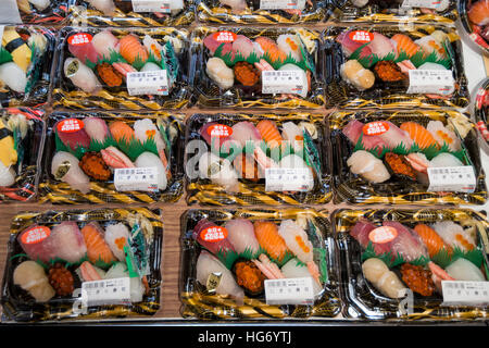 Affichage des sélections de sushis à emporter pour préemballés dans un supermarché, Kyoto, Japon Banque D'Images