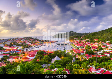 Saint Bart's Harbour et la ville. Banque D'Images