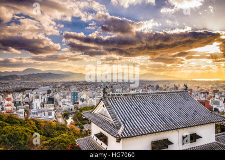Matsuyama, Japon skyline vue du château. Banque D'Images