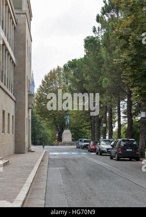 Viale Antonio Onofri avec statue de l'économiste Melchiorre Delfico. République de Saint-Marin est un petit pays dans les Apennins. Banque D'Images