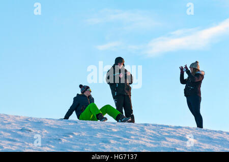 Amis sur des photos de montagne à Jokulsarlon Glacial Lagoon, sur le bord du Parc National du Vatnajokull, l'Islande en Janvier Banque D'Images