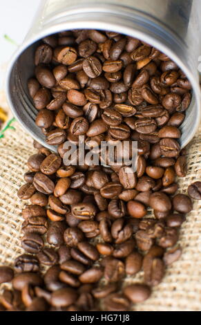 Les grains de café torréfié de métal peut tomber Banque D'Images