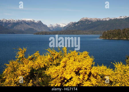 Vue sur le Lac Nahuel Huapi de belvedere près de Villa La Angostura, Parc National Nahuel Huapi, le Lake District, l'Argentine Banque D'Images