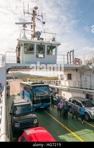 L'CalMac ferry MV Loch Alainn à Barra avant de partir pour l'Eriskay. Banque D'Images