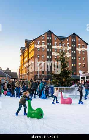 Saisonniers temporaires une patinoire en plein air pour Noël et la nouvelle année à Gloucester Quays, Gloucestershire UK Banque D'Images