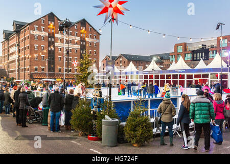 Saisonniers temporaires une patinoire en plein air pour Noël et la nouvelle année à Gloucester Quays, Gloucestershire UK Banque D'Images