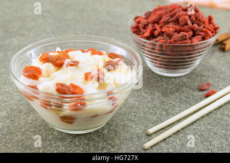 Les baies de goji et du riz dans un bol en verre à dessert Banque D'Images