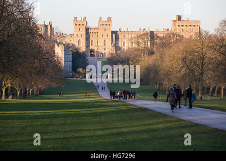 Windsor, Royaume-Uni. 5 janvier, 2017. Le Château de Windsor et la longue marche à la fin de l'après-midi en hiver. Banque D'Images