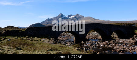 Petit pont en pierre avec trois arches sur la rivière basse, montagnes en arrière-plan, près de Sligachan Skye. Banque D'Images