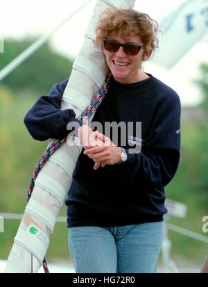 AJAXNETPHOTO. Juin 6th, 1992. PLYMOUTH, en Angleterre. - EUROPE 1 STAR - course transatlantique en solitaire - France - Français Haut de la navigatrice FLORENCE ARTHAUD À BORD DE SON TRIMARAN PIERRE 1ER AVANT DE COMMENCER. PHOTO:JONATHAN EASTLAND/AJAX REF:920606 5 17A Banque D'Images