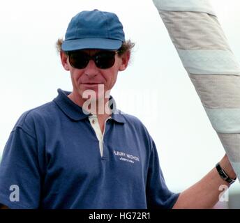 AJAXNETPHOTO. Juin 6th, 1992. PLYMOUTH, en Angleterre. - EUROPE 1 STAR - course transatlantique en solitaire - France - Français HAUT YACHTSMAN PHILIPPE POUPON SUR SON SON TRIMARAN FLEURY MICHON XI AVANT LE DÉBUT. PHOTO:JONATHAN EASTLAND/AJAX REF:920606 5 12A Banque D'Images