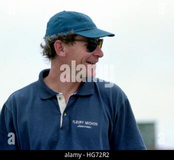 AJAXNETPHOTO. Juin 6th, 1992. PLYMOUTH, en Angleterre. - EUROPE 1 STAR - course transatlantique en solitaire - France - Français HAUT YACHTSMAN PHILIPPE POUPON SUR SON SON TRIMARAN FLEURY MICHON XI AVANT LE DÉBUT. PHOTO:JONATHAN EASTLAND/AJAX REF:920606 5 14A Banque D'Images