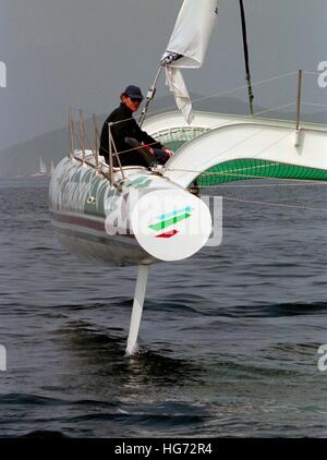 AJAXNETPHOTO. Juin 6th, 1992. PLYMOUTH, en Angleterre. - Course transatlantique en solitaire - France - Français HAUT YACHTSMAN PHILIPPE POUPON SUR SON TRIMARAN FLEURY MICHON XI AU DÉBUT. PHOTO:JONATHAN EASTLAND/AJAX REF:920706 4 10 Banque D'Images