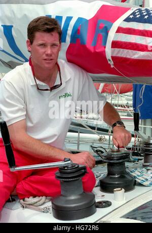 AJAXNETPHOTO. Juin 6th, 1992. PLYMOUTH, en Angleterre. - EUROPE 1 STAR - course transatlantique en solitaire - ED SISK DU USA SKIPPÉ LE MONOCOQUE 50 GLOBAL WARNING. PHOTO:JONATHAN EASTLAND/AJAX REF:920706 1  27A Banque D'Images