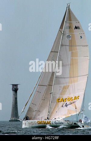 AJAXNETPHOTO. Juin 7th, 1992. PLYMOUTH, en Angleterre. - EUROPE 1 étoiles -une seule course transatlantique en français - 60FT MONOCOQUE CACOLAC ENTRÉE D'AQUITAINE skippé par Yves PARLIER PASSANT EDYSTONE LIGHT AU DÉBUT placé 6ème AU CLASSEMENT GÉNÉRAL DE LA FINALE. PHOTO:JONATHAN EASTLAND/AJAX REF:920706 2  16A Banque D'Images