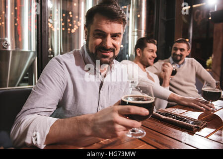 Bel homme agréable profitant de sa boisson Banque D'Images