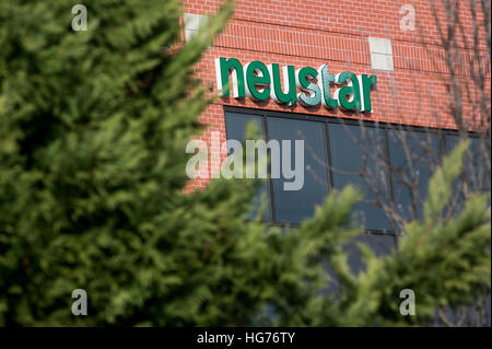 Un logo affiche à l'extérieur du siège de Neustar, Inc., dans la région de Sterling, Virginie le 31 décembre 2016. Banque D'Images