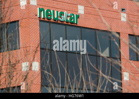 Un logo affiche à l'extérieur du siège de Neustar, Inc., dans la région de Sterling, Virginie le 31 décembre 2016. Banque D'Images