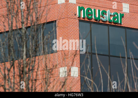 Un logo affiche à l'extérieur du siège de Neustar, Inc., dans la région de Sterling, Virginie le 31 décembre 2016. Banque D'Images