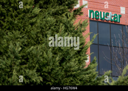 Un logo affiche à l'extérieur du siège de Neustar, Inc., dans la région de Sterling, Virginie le 31 décembre 2016. Banque D'Images