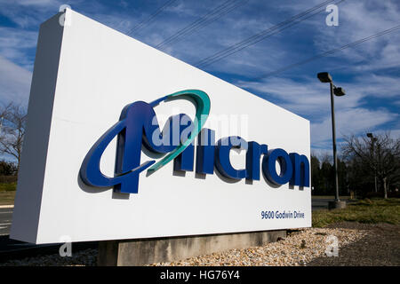 Un logo affiche à l'extérieur d'un établissement occupé par Micron Technology Inc., à Manassas, Virginie, le 31 décembre 2016. Banque D'Images