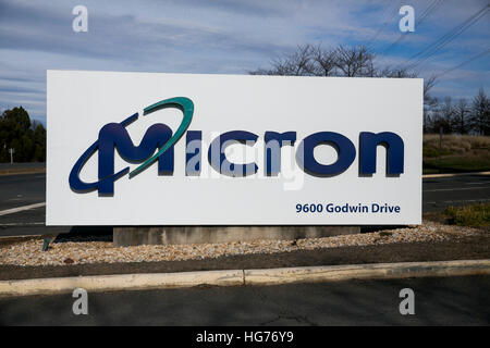 Un logo affiche à l'extérieur d'un établissement occupé par Micron Technology Inc., à Manassas, Virginie, le 31 décembre 2016. Banque D'Images