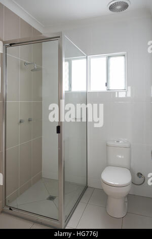 Nouvelle salle de bains moderne avec douche et toilettes Banque D'Images