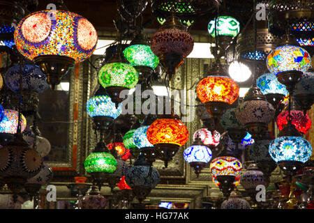 Les lampes colorées arabe traditionnelle feux souvenirs touristiques stall à Grenade le grand bazar Banque D'Images