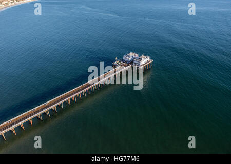Vue aérienne de Malibu Pier State Park et la baie de Santa Monica. Banque D'Images