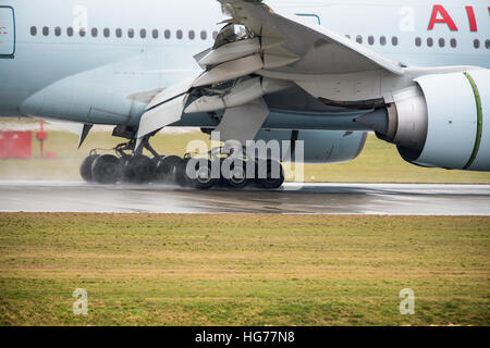 Close-up of Air Canada Boeing 777-300 d'atterrissage après le toucher des roues. Banque D'Images